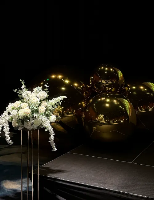 Scenedekoration med mirrorballs og blomsterarrangementer til Elgigantens New Year Gathering i København