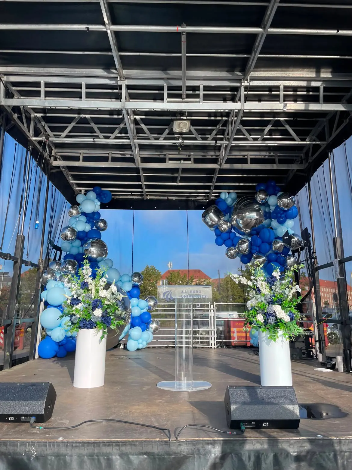 Hele scenen til studiestart på AAU København med ballonskulpturer i begge bagerste hjørner