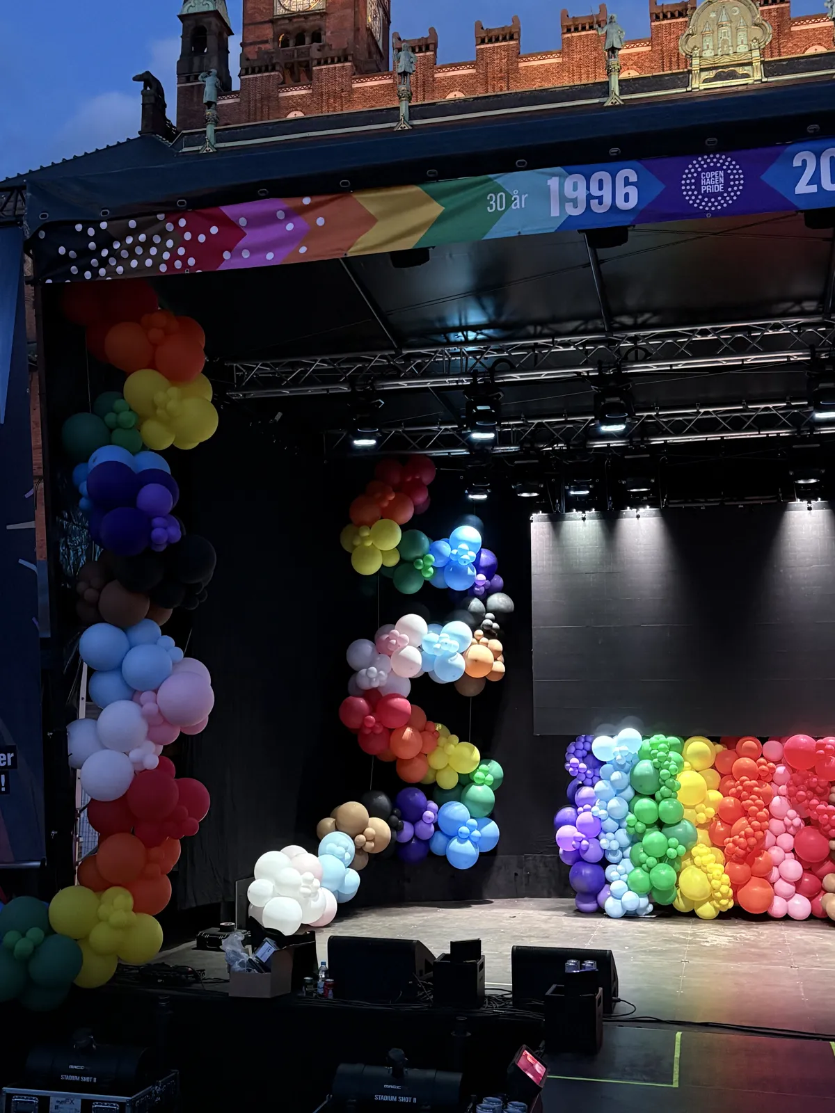 Ballonguirlande i zigzag og ballonvæg i regnbuefarver på scenen til Copenhagen Pride 2026