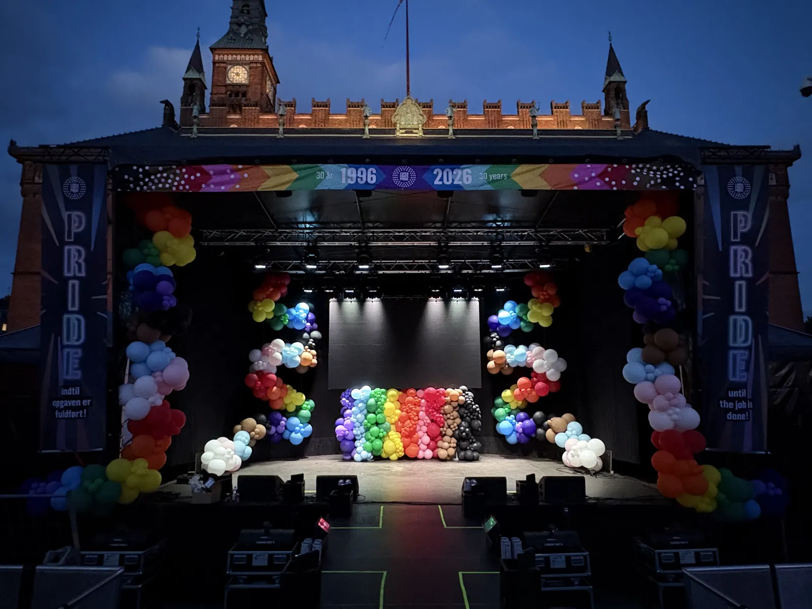 Hele hovedscenen på Rådhuspladsen med ballondekoration i Pride-farverne om aftenen